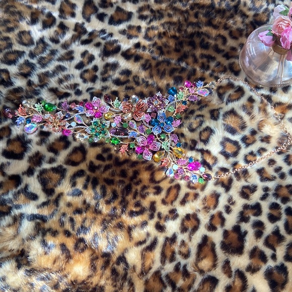 Immaculate Statement Necklace - Picture 5 of 7